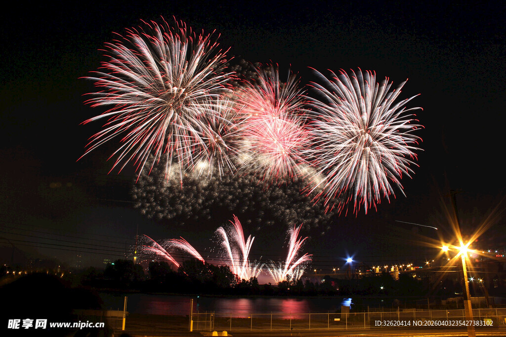 夜空中绚烂的烟花绽放