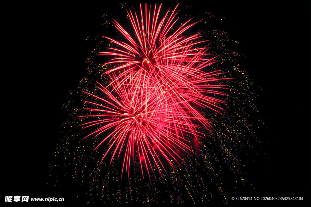 夜空中绽放的绚丽红烟花