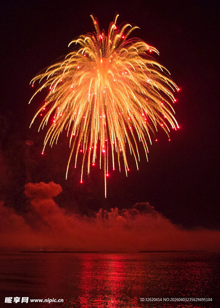 夜空中绚烂的水上烟花