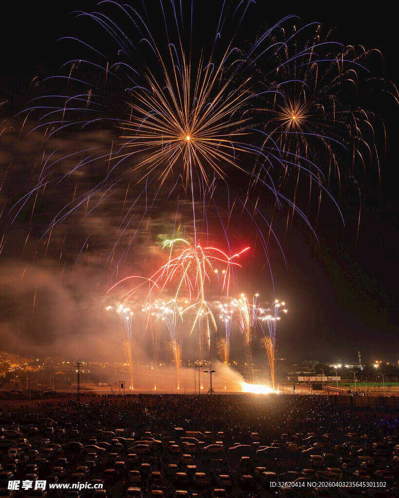 夜空中绚烂的烟花