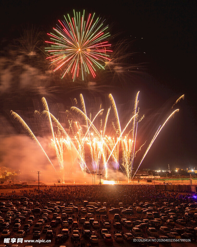 夜空中绚烂烟花