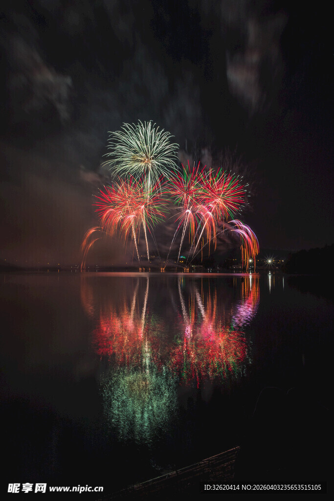 湖面烟花夜景倒影之美