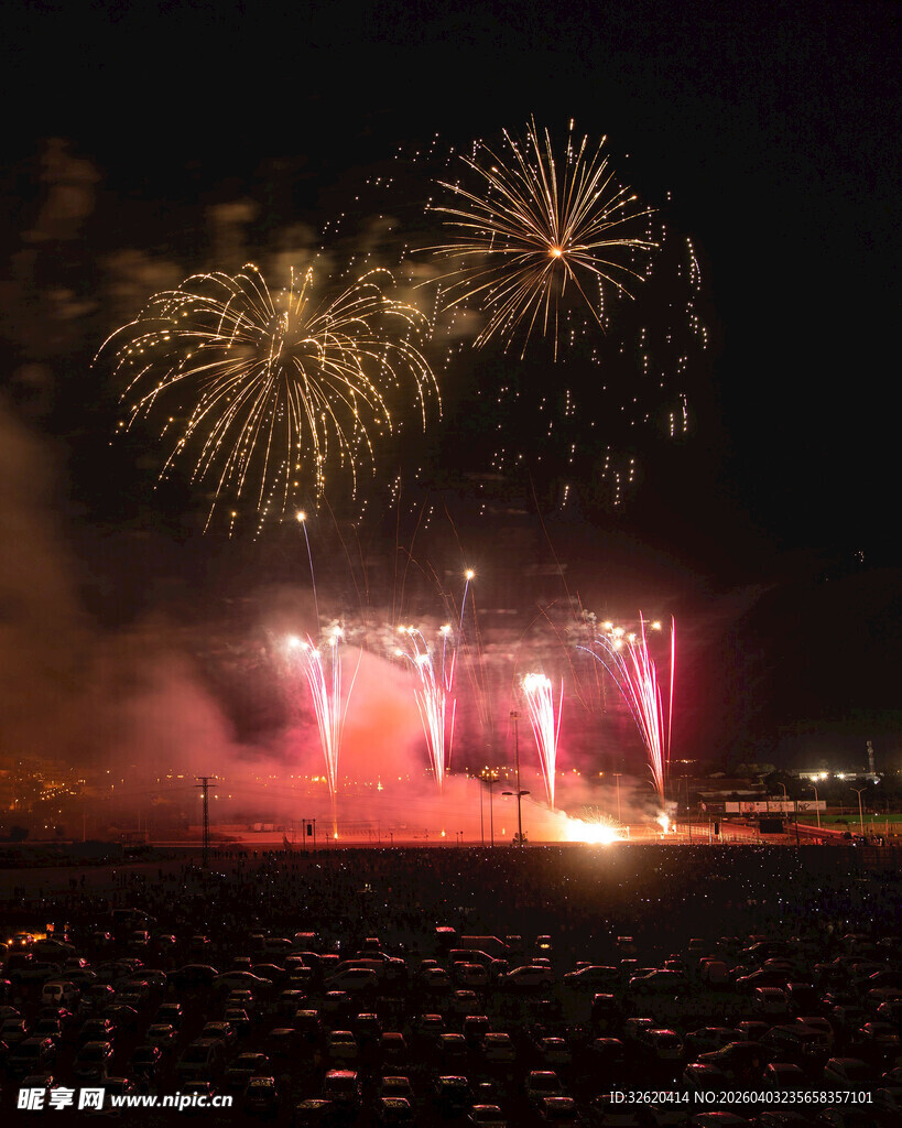 夜空中绚烂的烟花