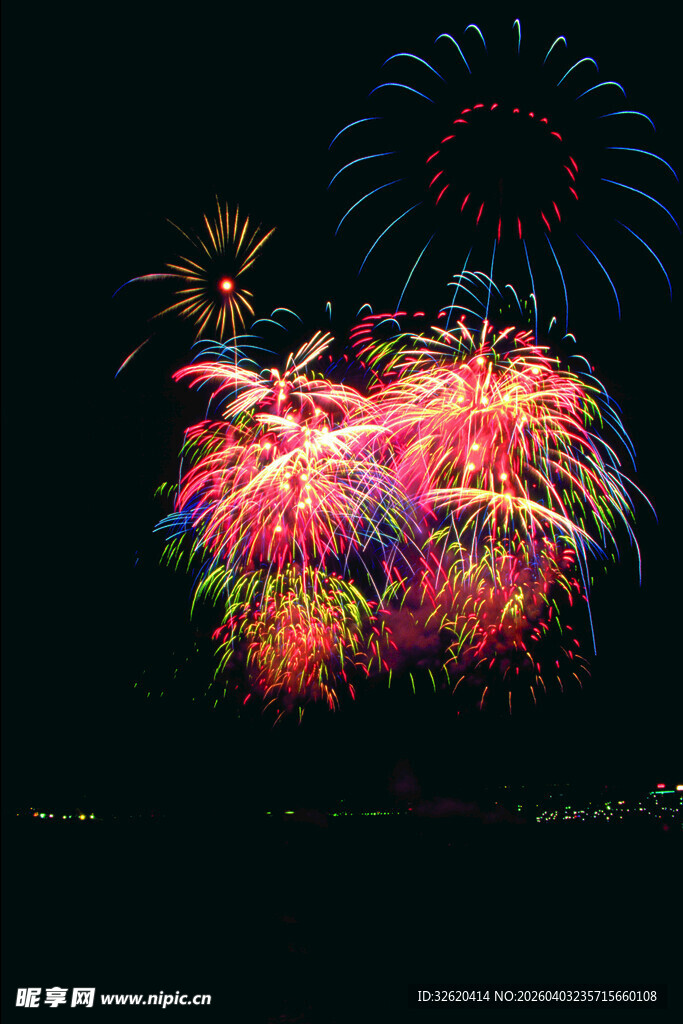绚丽烟花绽放夜空