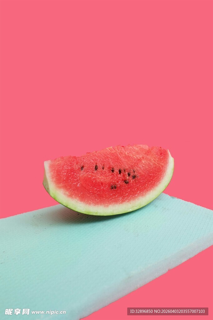 粉色背景上的西瓜切片