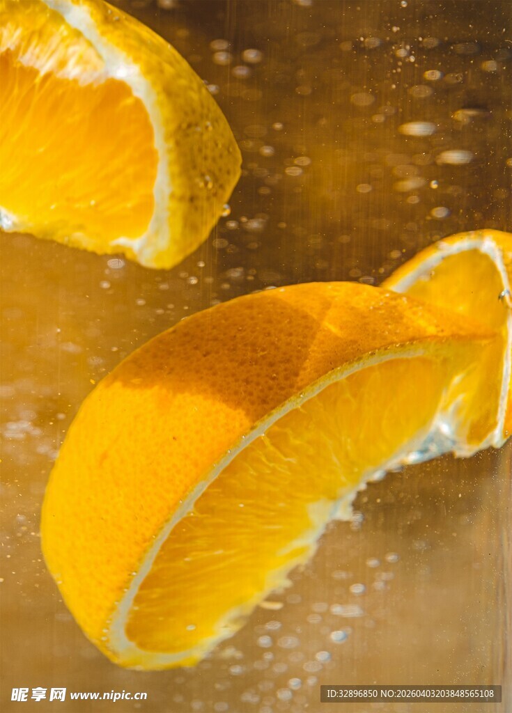 剥开的橙子汁水四溢
