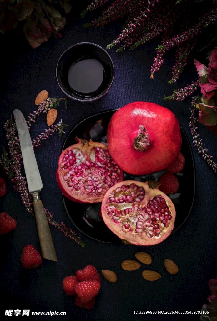 新鲜石榴与刀具等静物组合