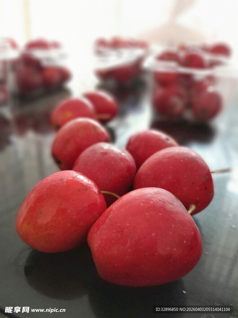 新鲜红果摆放在桌面