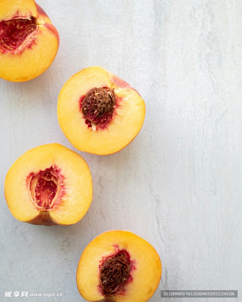 新鲜切开的多汁水蜜桃