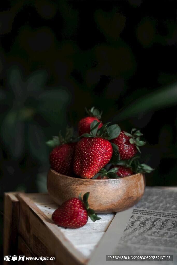 木碗中的新鲜红草莓