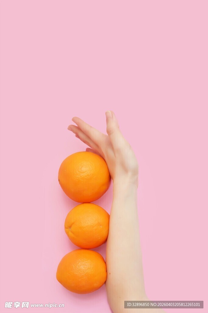 手旁三颗圆润的橙色果实