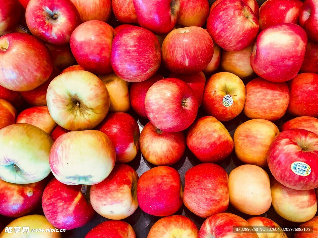 新鲜多彩的苹果堆叠