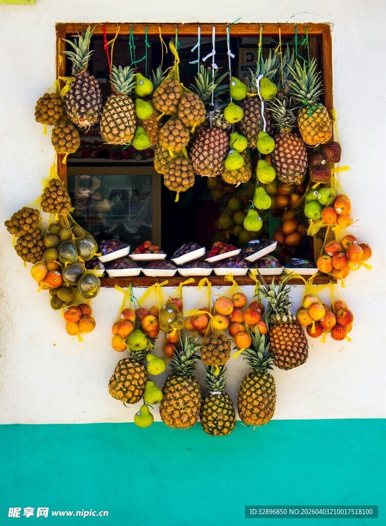 窗边多彩水果悬挂装饰
