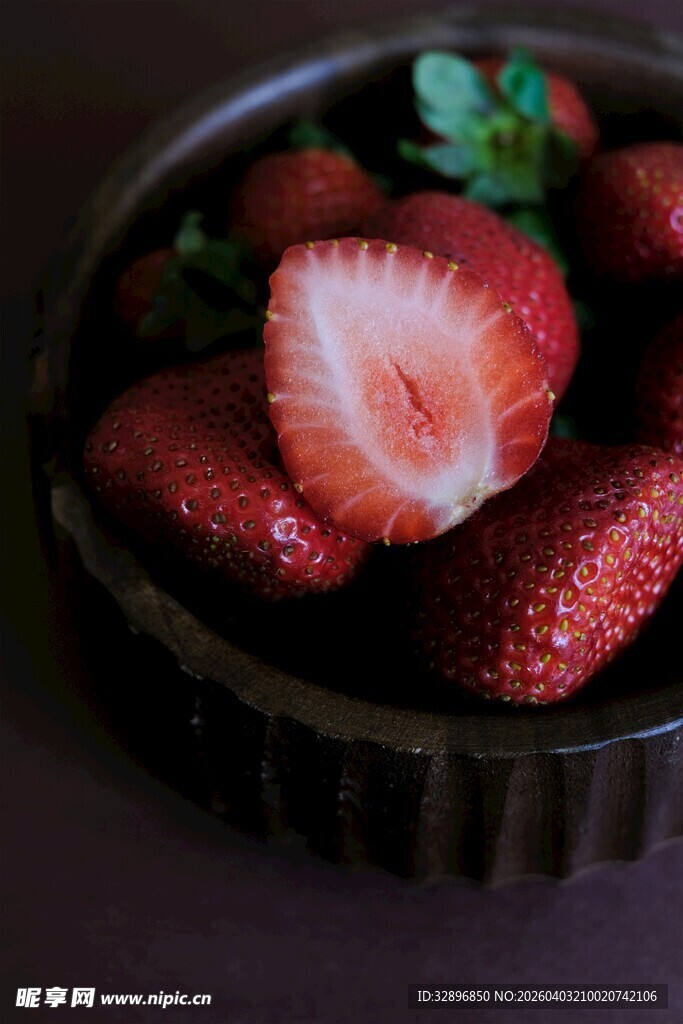 碗中新鲜草莓诱人模样