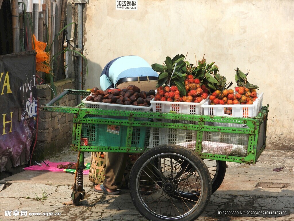 街头水果售卖三轮车