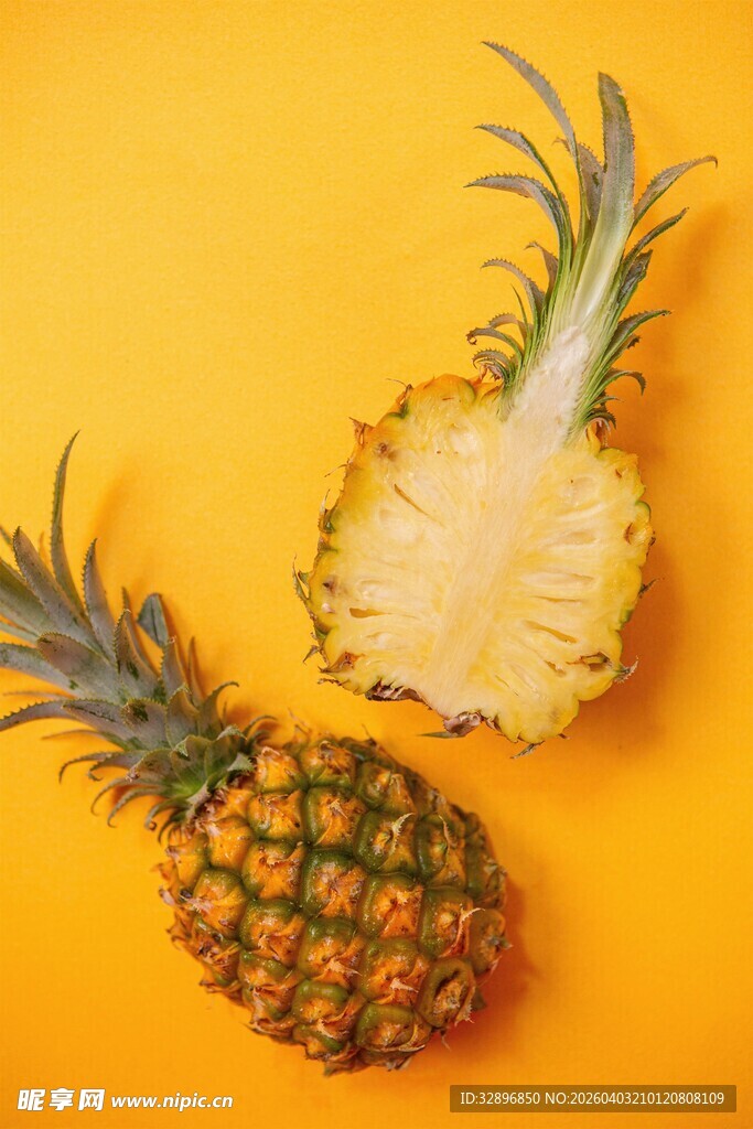 黄色背景上的新鲜菠萝