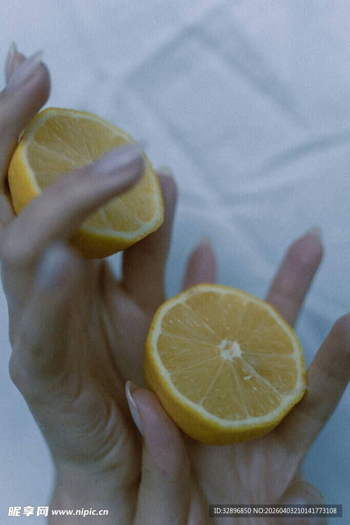 手中的鲜橙切片