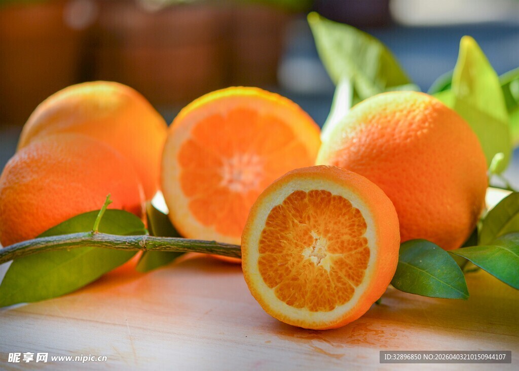 新鲜多汁的橙子与绿叶