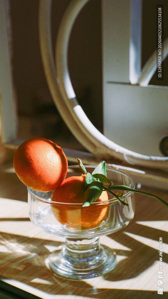 玻璃杯中盛放的新鲜水果