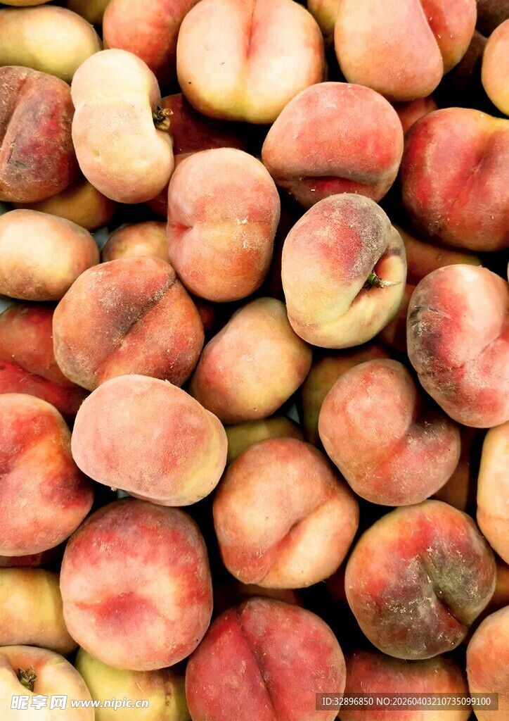 新鲜饱满的水蜜桃堆叠