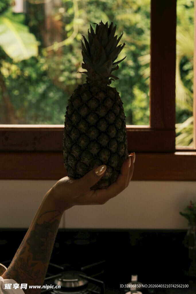 手托菠萝于窗前