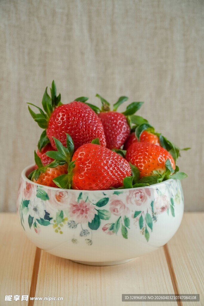 瓷碗中鲜艳饱满的草莓