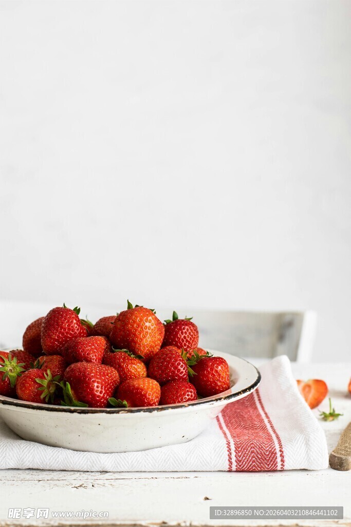 碗中新鲜草莓色泽诱人