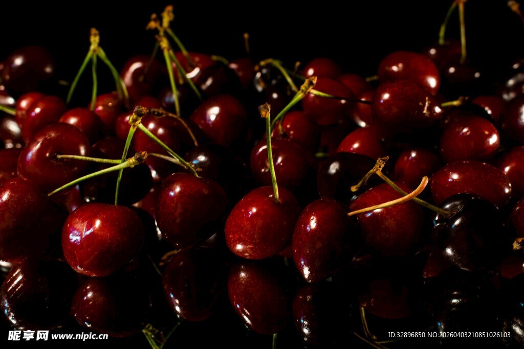 新鲜饱满的诱人红樱桃