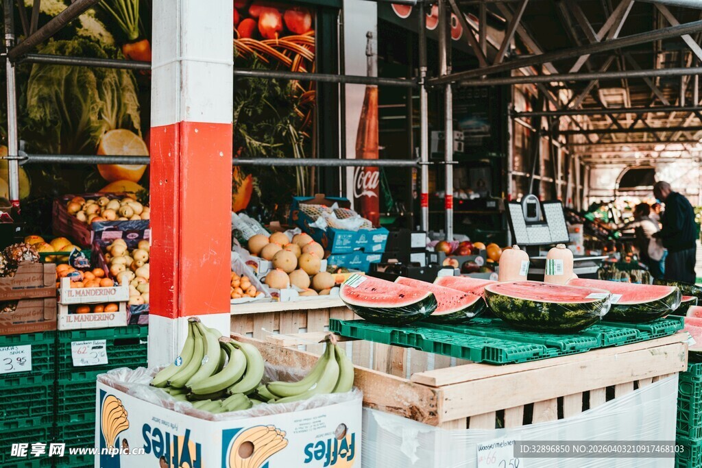 市场中的新鲜水果摊位