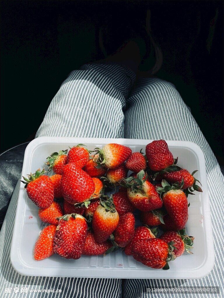 白色容器中的新鲜草莓