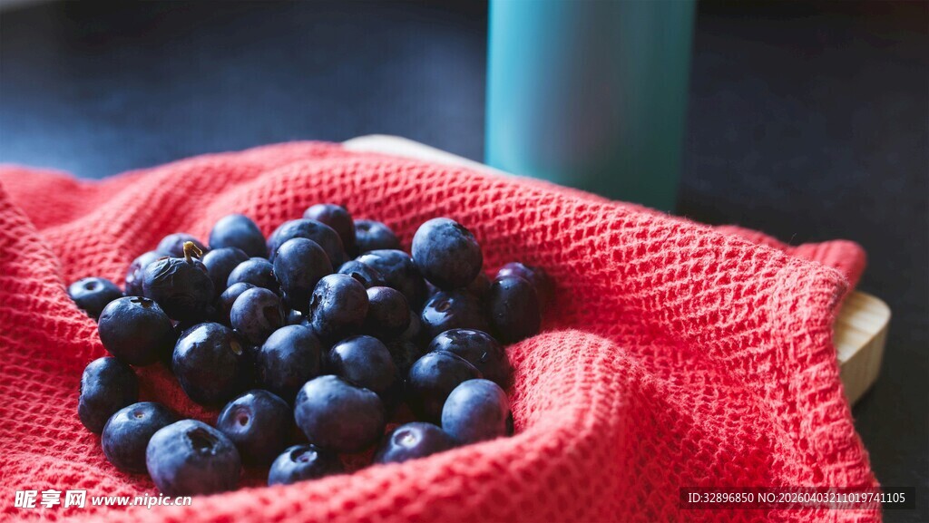 红布上的新鲜蓝莓