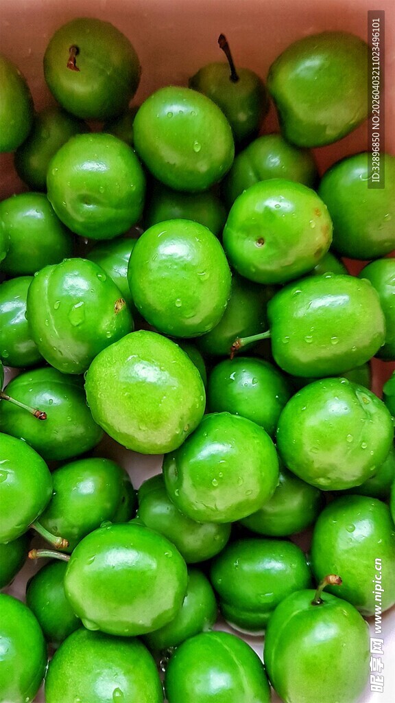 一堆鲜绿的青李子