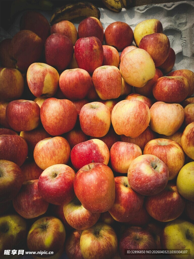 新鲜多彩苹果堆叠