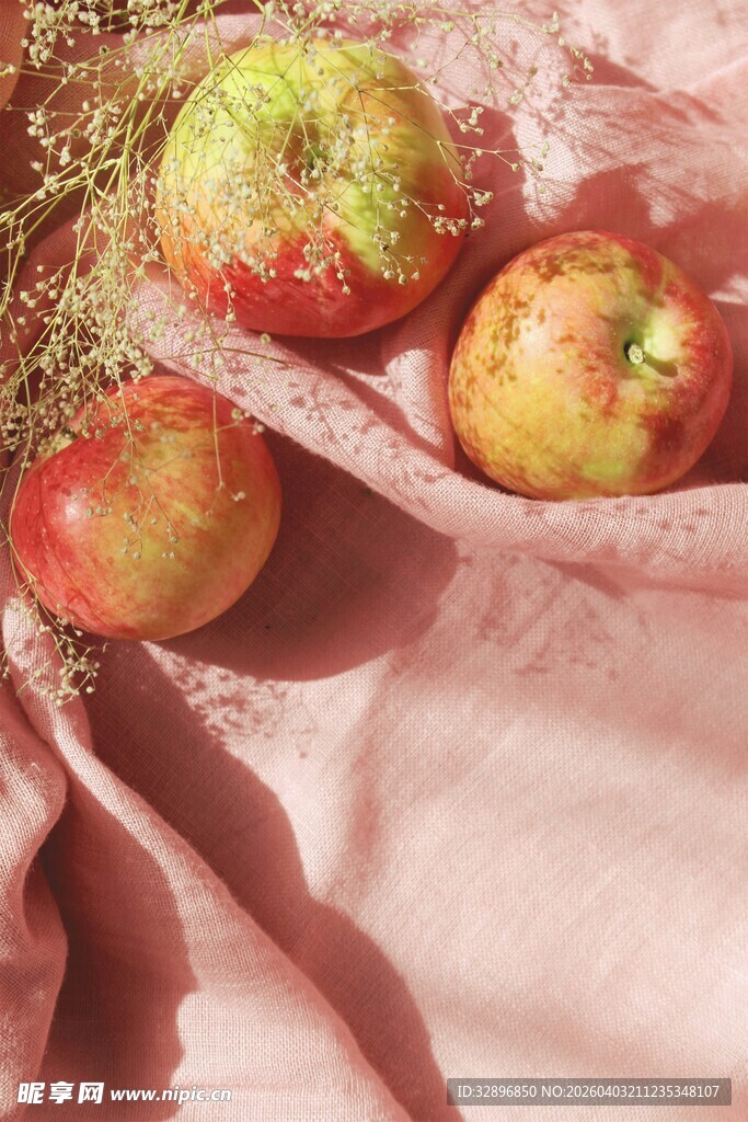 布上摆放的新鲜红苹果