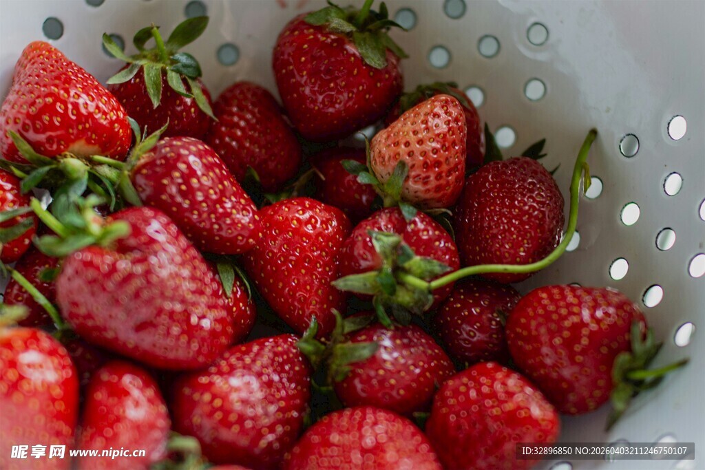 新鲜草莓置于镂空容器中