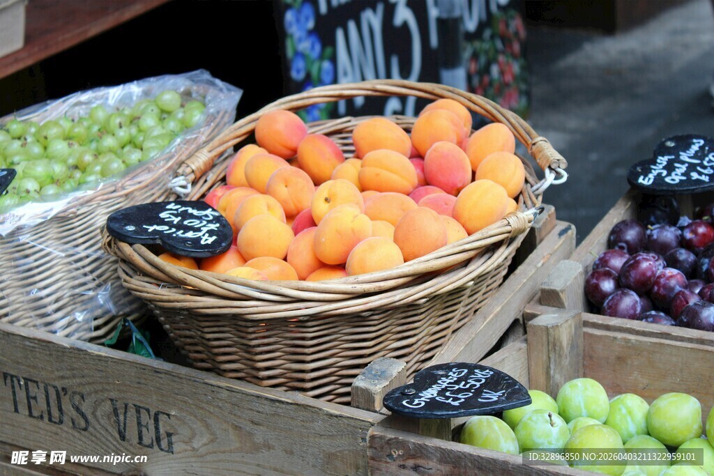 新鲜水果摆放在集市摊位