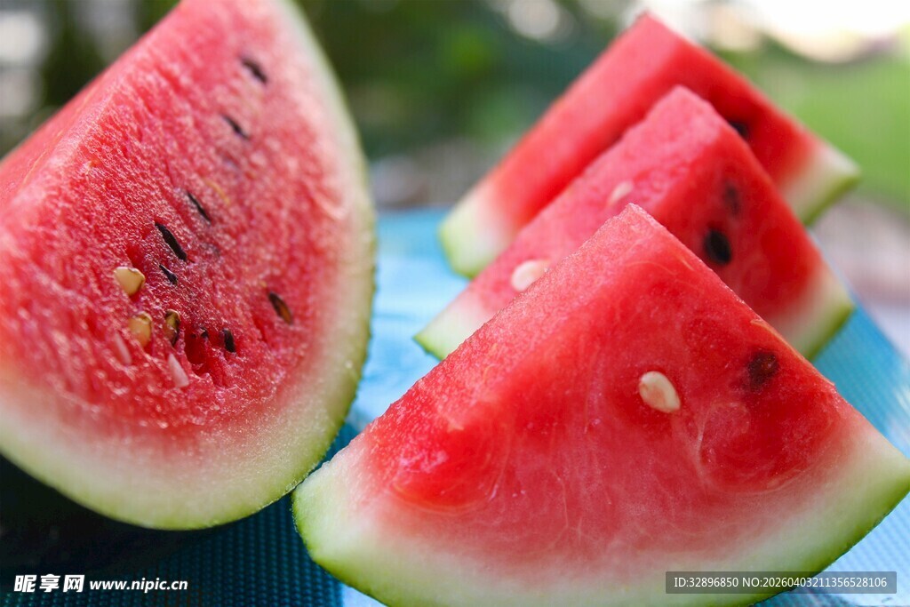 新鲜切块西瓜诱人展示