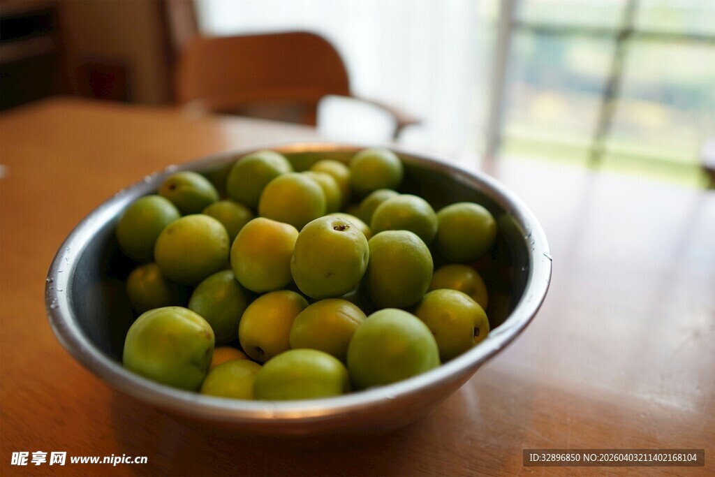 碗中鲜绿的青柠果实