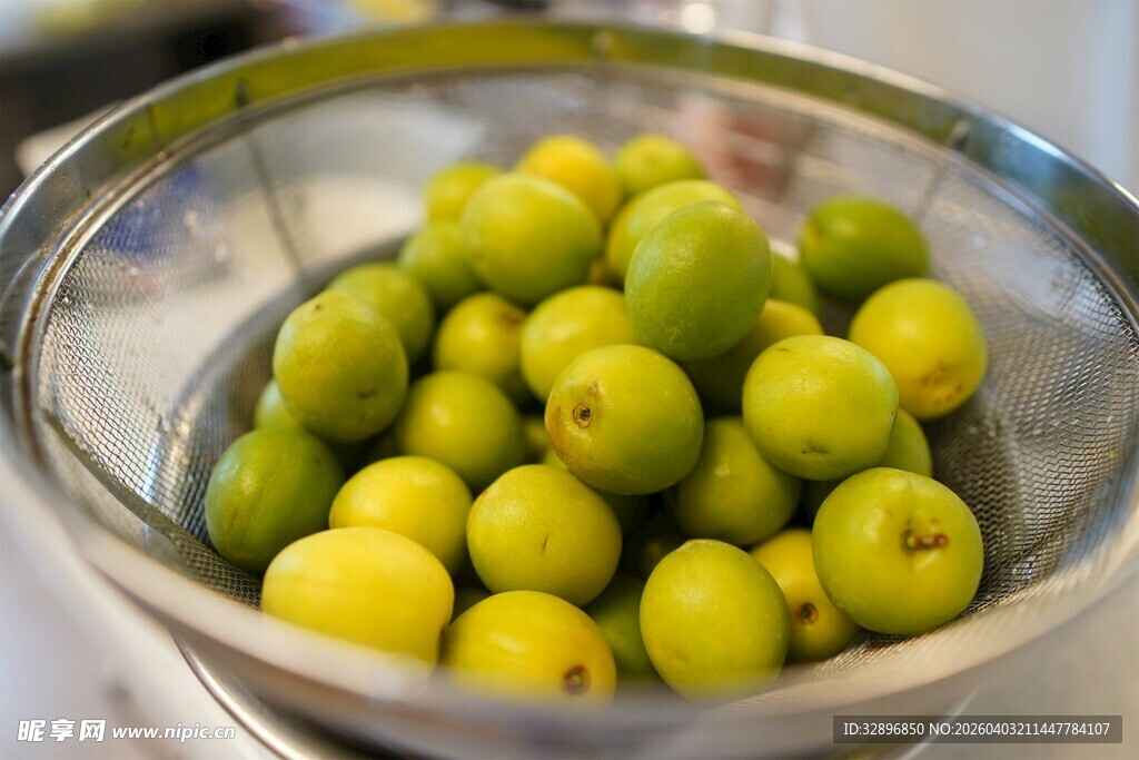 玻璃碗中的鲜绿小青果