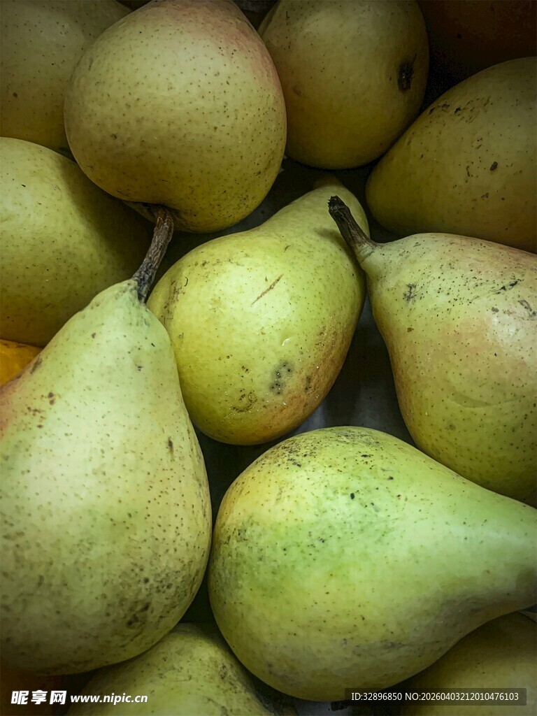 新鲜饱满的梨子堆叠