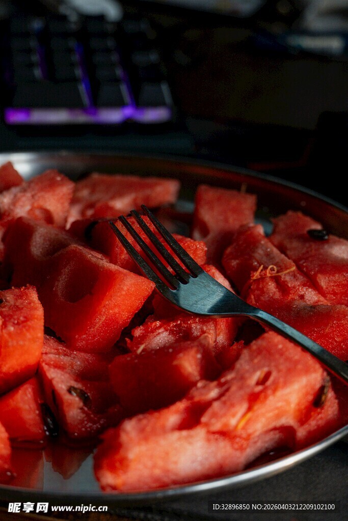 盘中番茄与叉子的美味组合