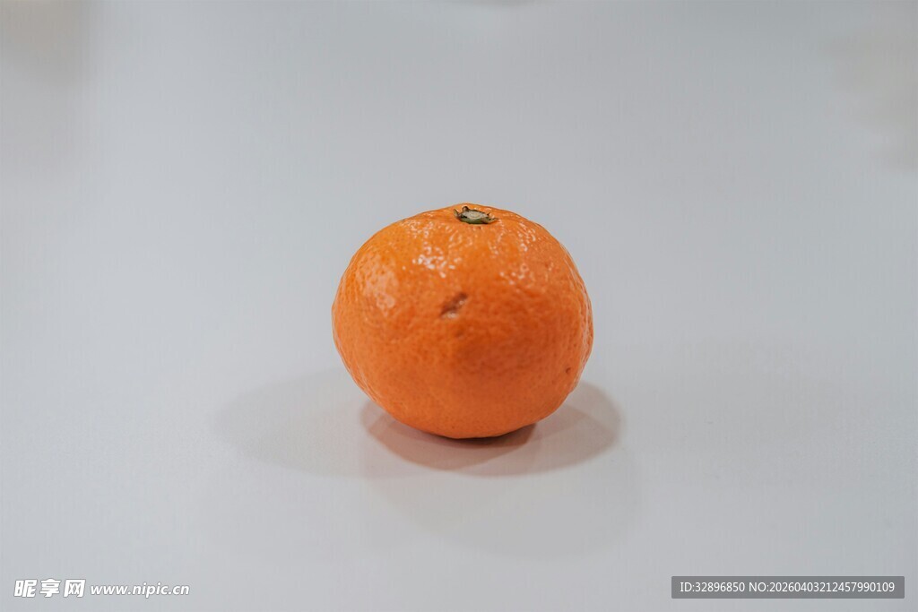 单个圆润橙色橘子特写