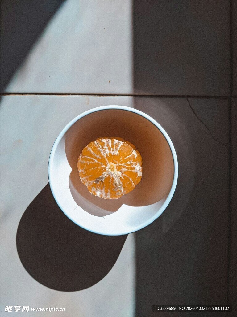 白碗中的剥好的新鲜橘子