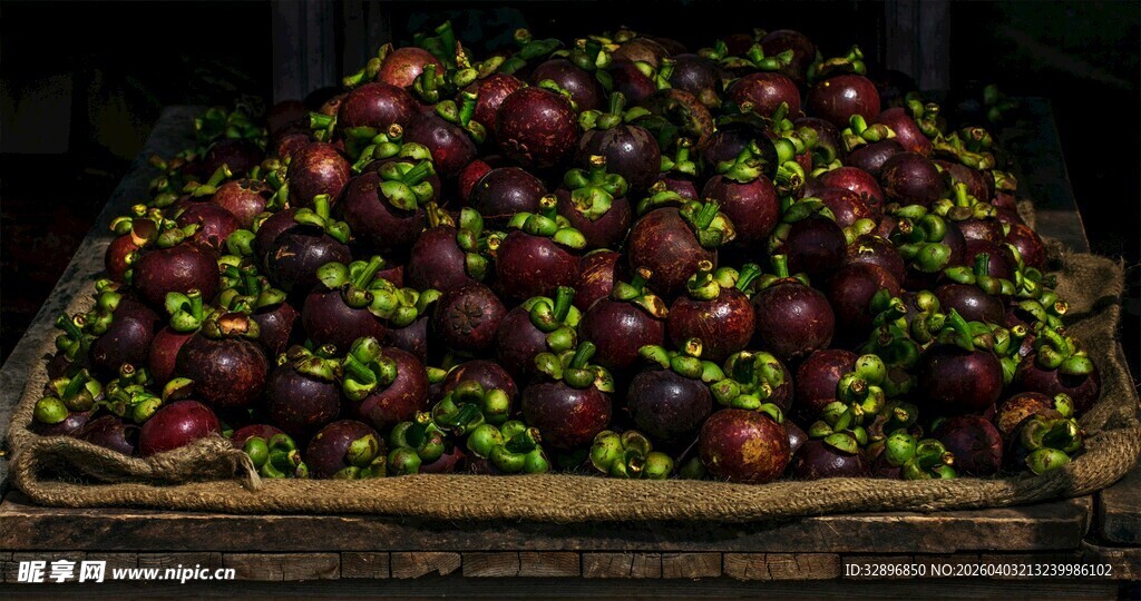 木筐中色泽鲜艳的果实