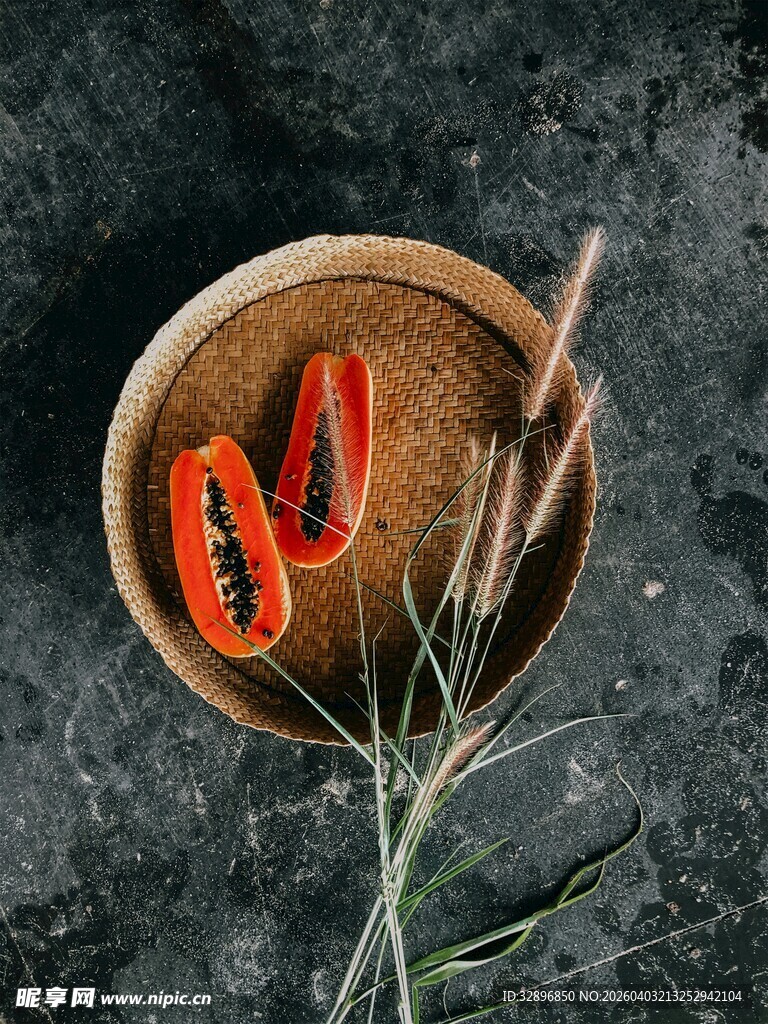 竹篮中的红辣椒与植物