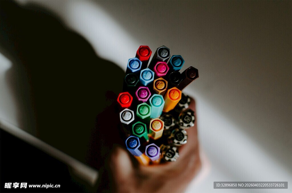 多彩手印汇聚掌心