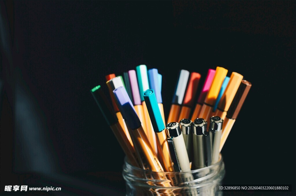 多彩画笔收纳于透明容器