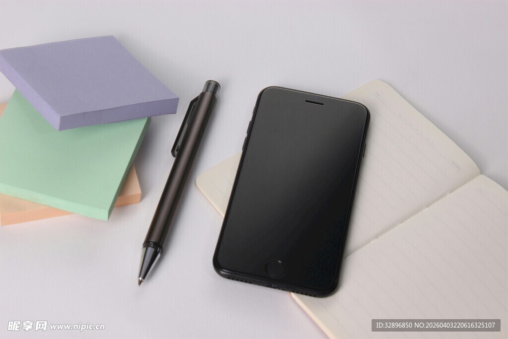 简约桌面的办公用品组合