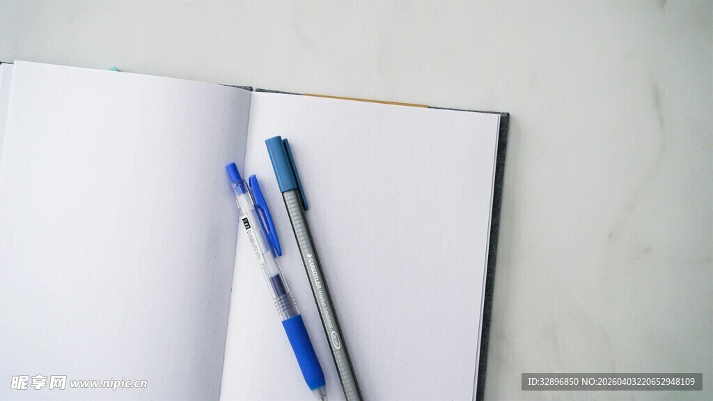 空白笔记本与双支钢笔