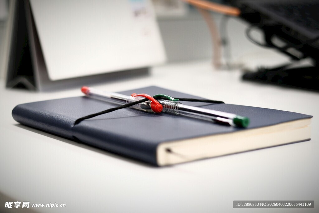 简约桌面的笔记本与文具